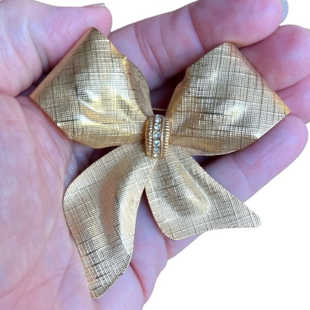 Vintage MCM Gold Tone Textured Ribbon Tied Large Bow Rhinestone Brooch Pin